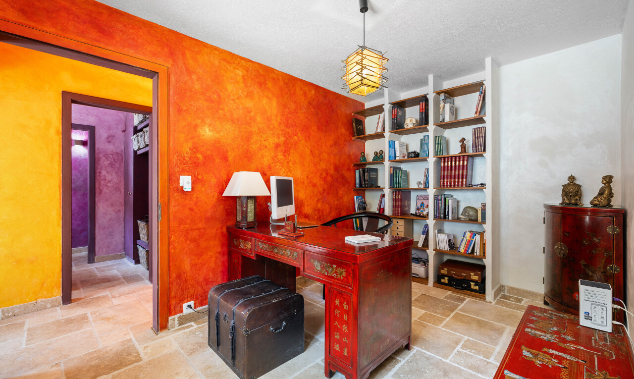 bureau avec sol en finition pierre, stone finish floor, inside property, télévision, et stone tile