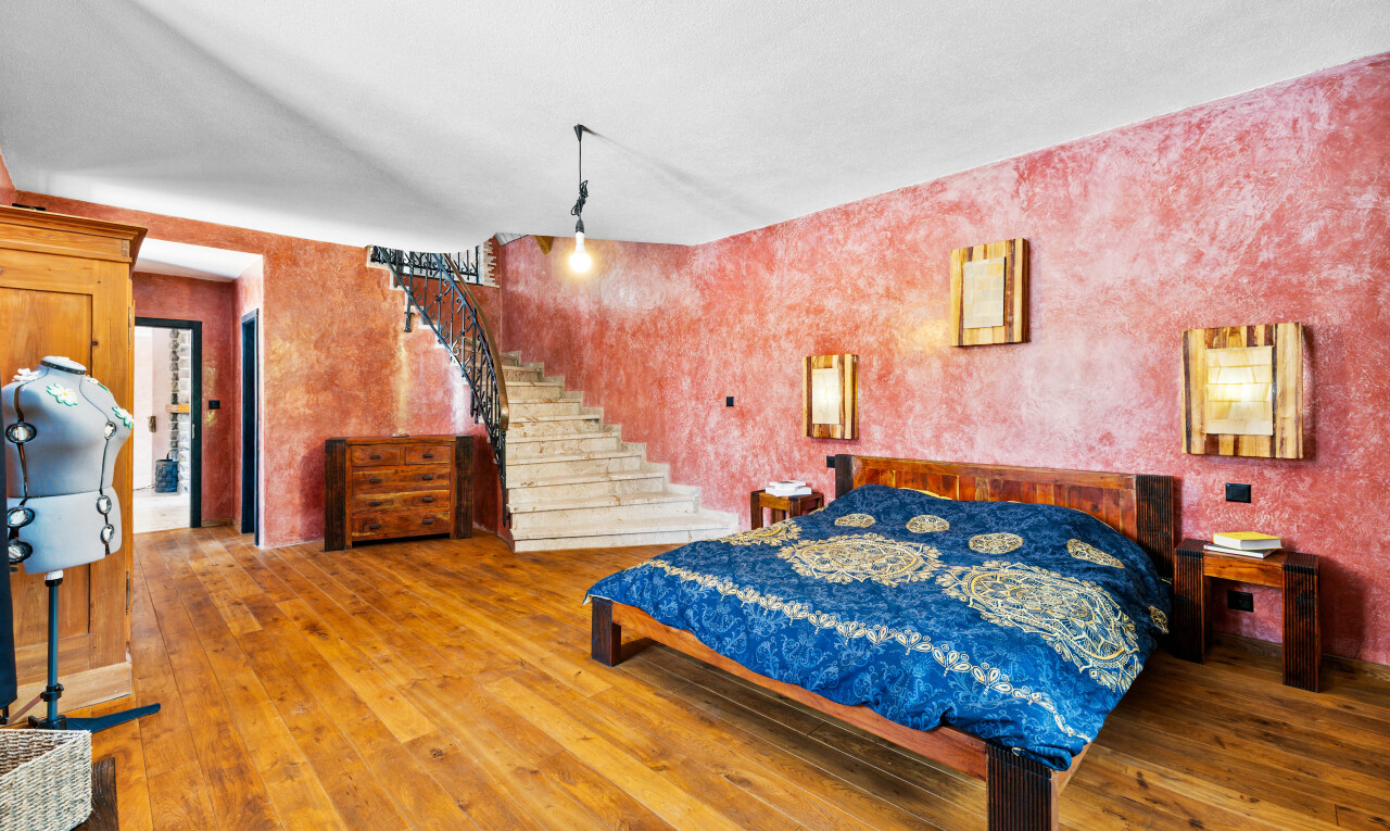 chambre avec wood finish floor, sol en finition bois, inside property, et hardwood floor