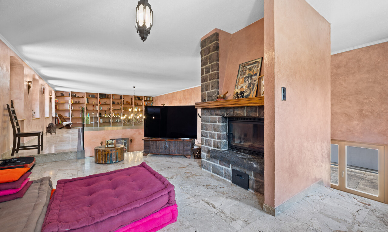 salon avec télévision, inside property, et cheminée