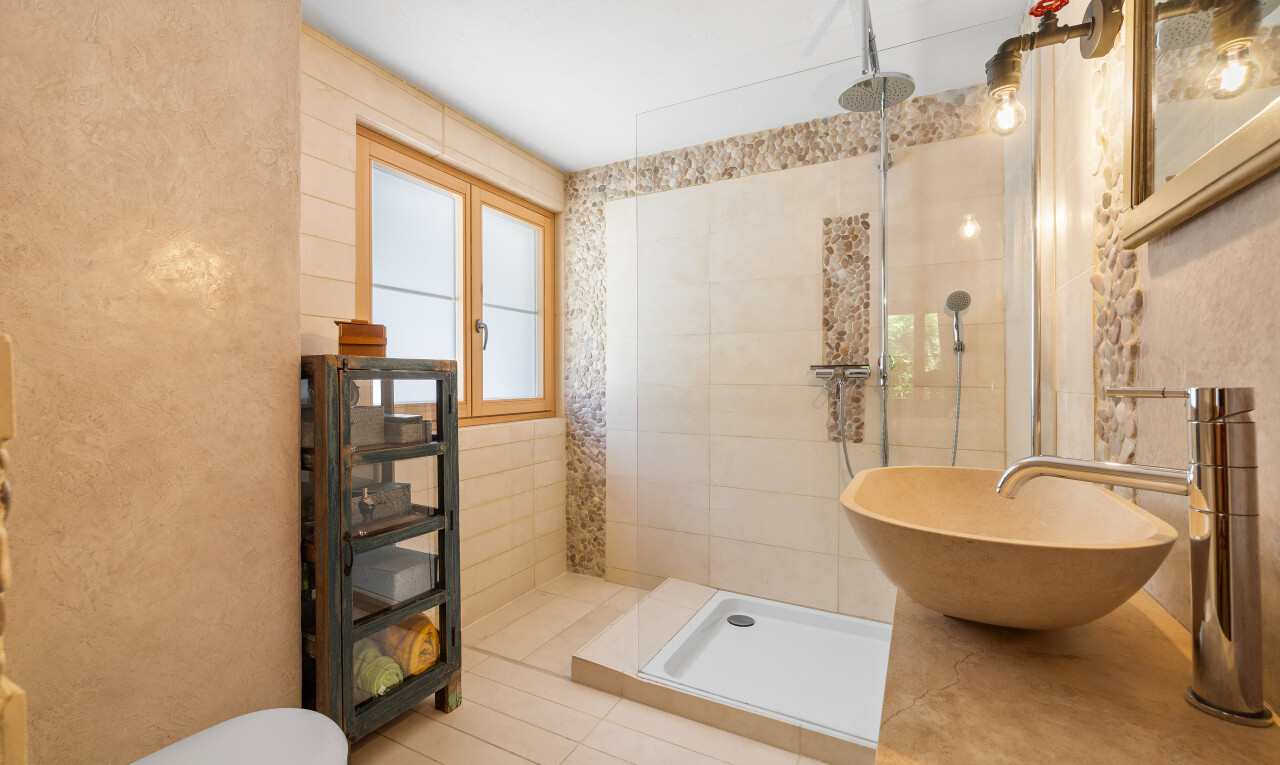 salle de bains avec inside property, douche, toilette, natural light, et lumière naturelle