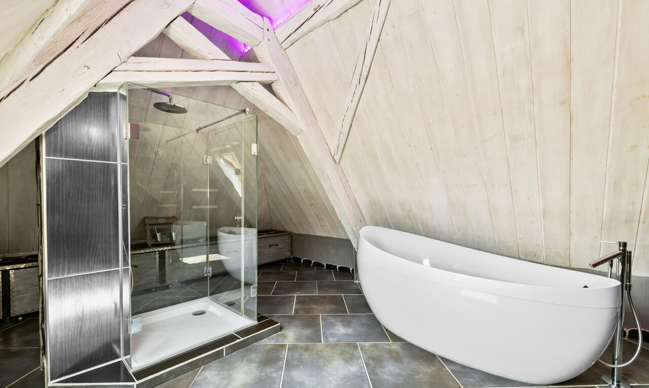 salle de bains avec salle de bain complète, bain, douche, plafond voûté, et vaulted ceiling