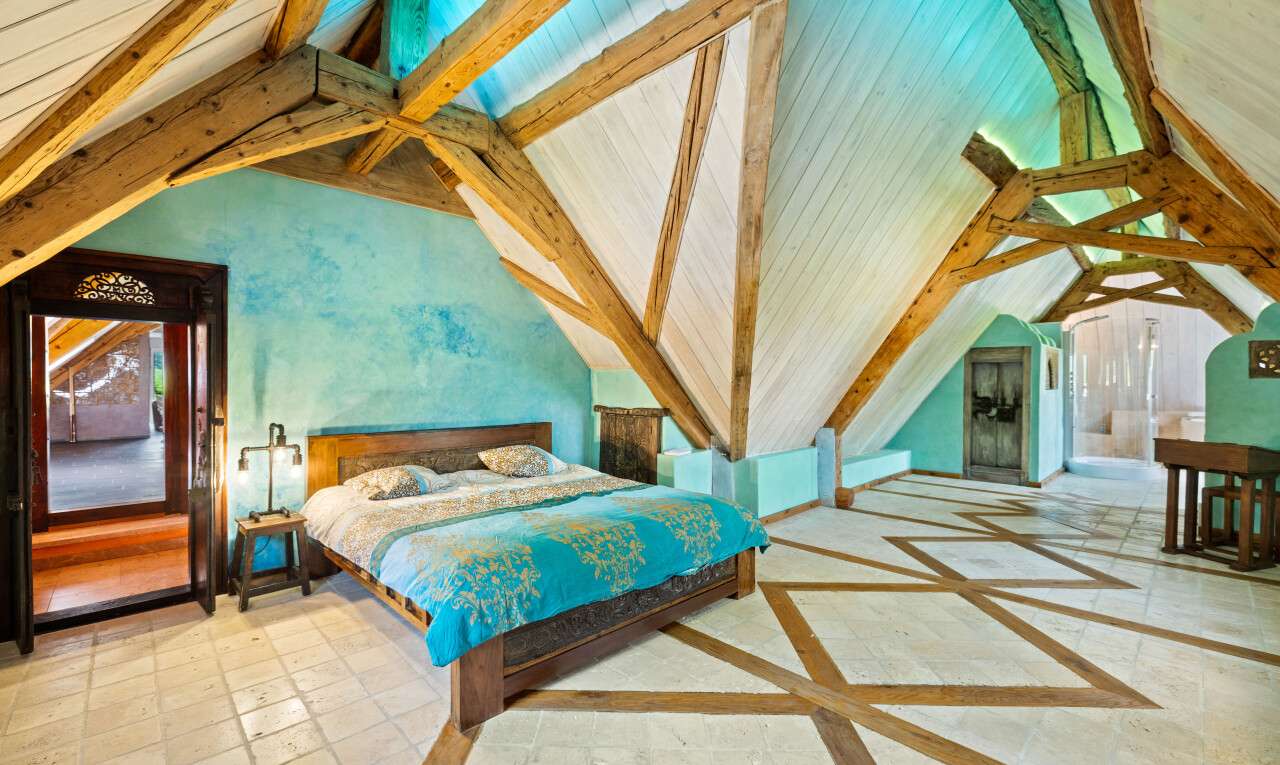 chambre avec plafond voûté, vaulted ceiling, plafond cathédrale, cathedral ceiling, et inside property