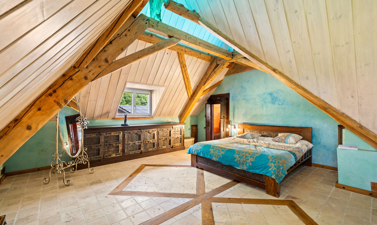 chambre avec pièce supplémentaire, vaulted ceiling, plafond voûté, natural light, et lumière naturelle
