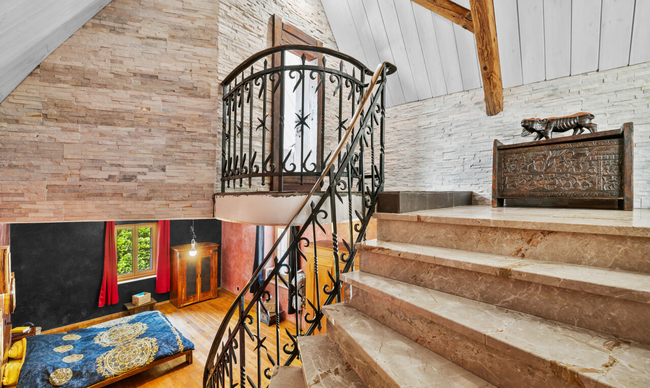 escaliers avec plafond voûté, vaulted ceiling, mur en pierre, stone wall, et sol en finition bois