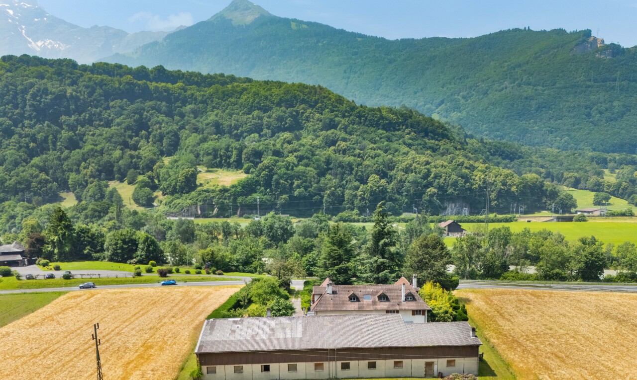 vue sur la montagne avec property visible, day time, vue sur la montagne, et mountain view