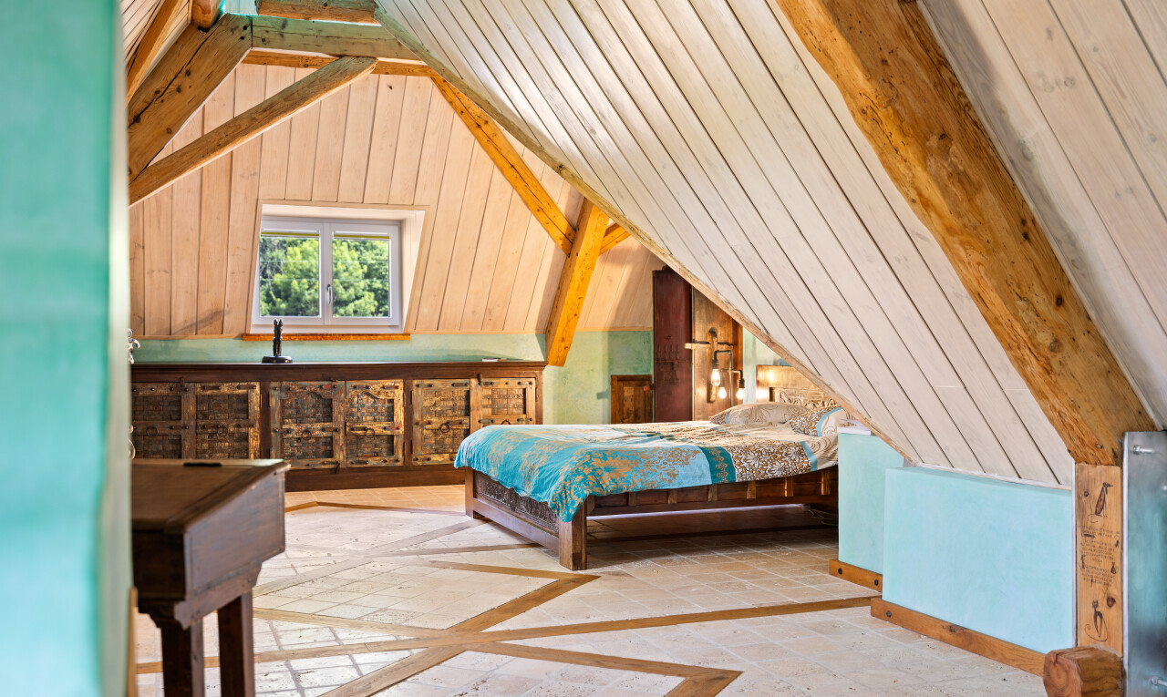 chambre avec plafond voûté, vaulted ceiling, plafond cathédrale, cathedral ceiling, et plafond bas
