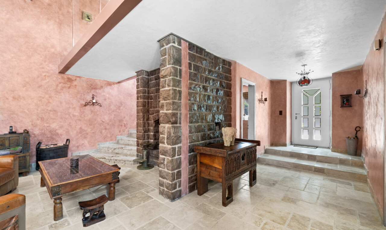réception / lobby avec stone finish floor, inside property, et natural light