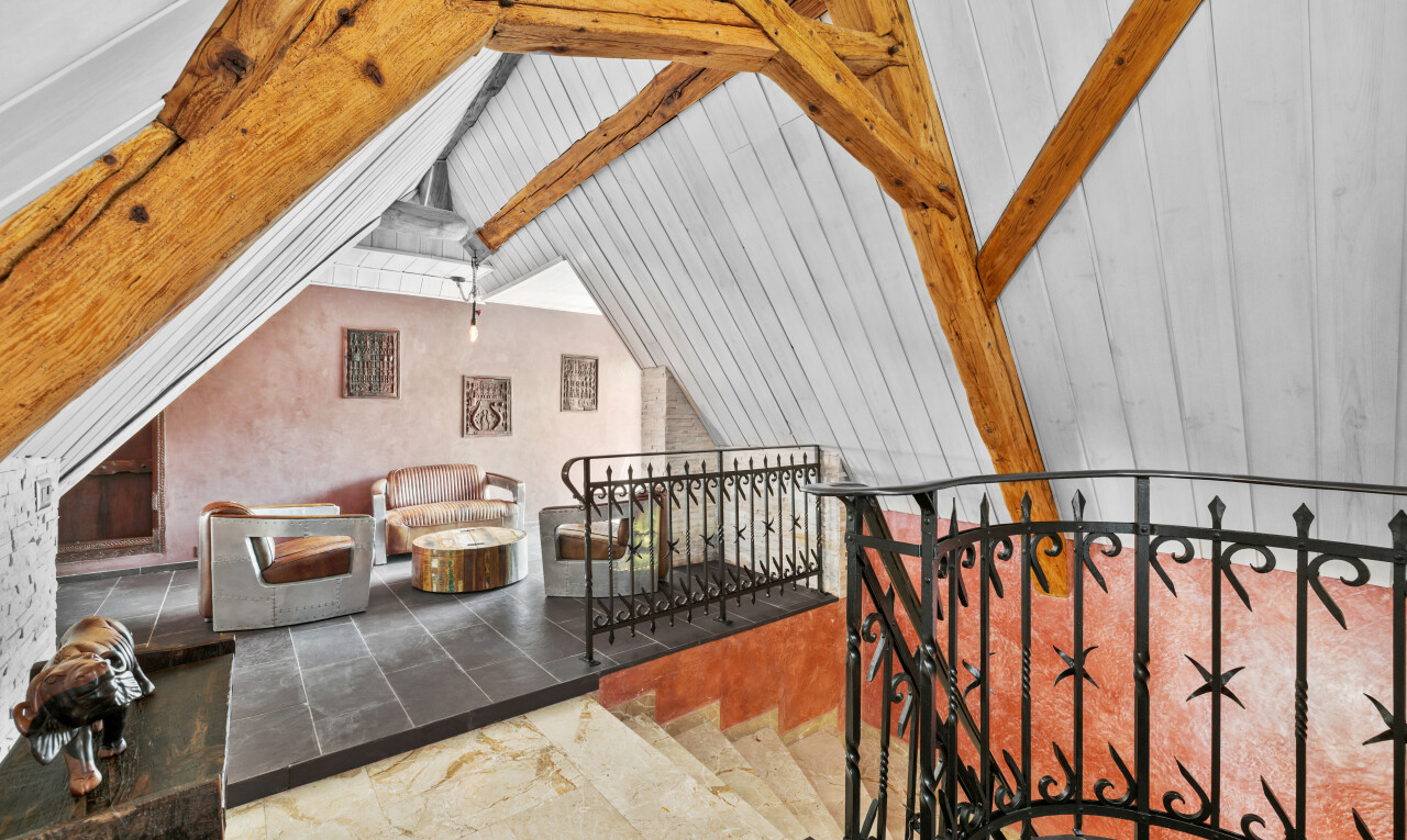 escaliers avec inside property, plafond voûté, et vaulted ceiling