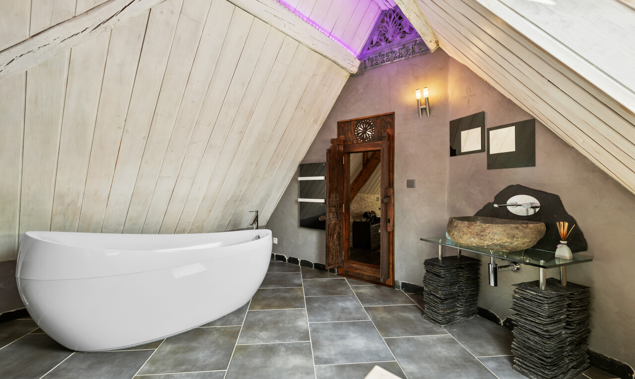 salle de bains avec vaulted ceiling, plafond voûté, bain, inside property, et salle de bain complète