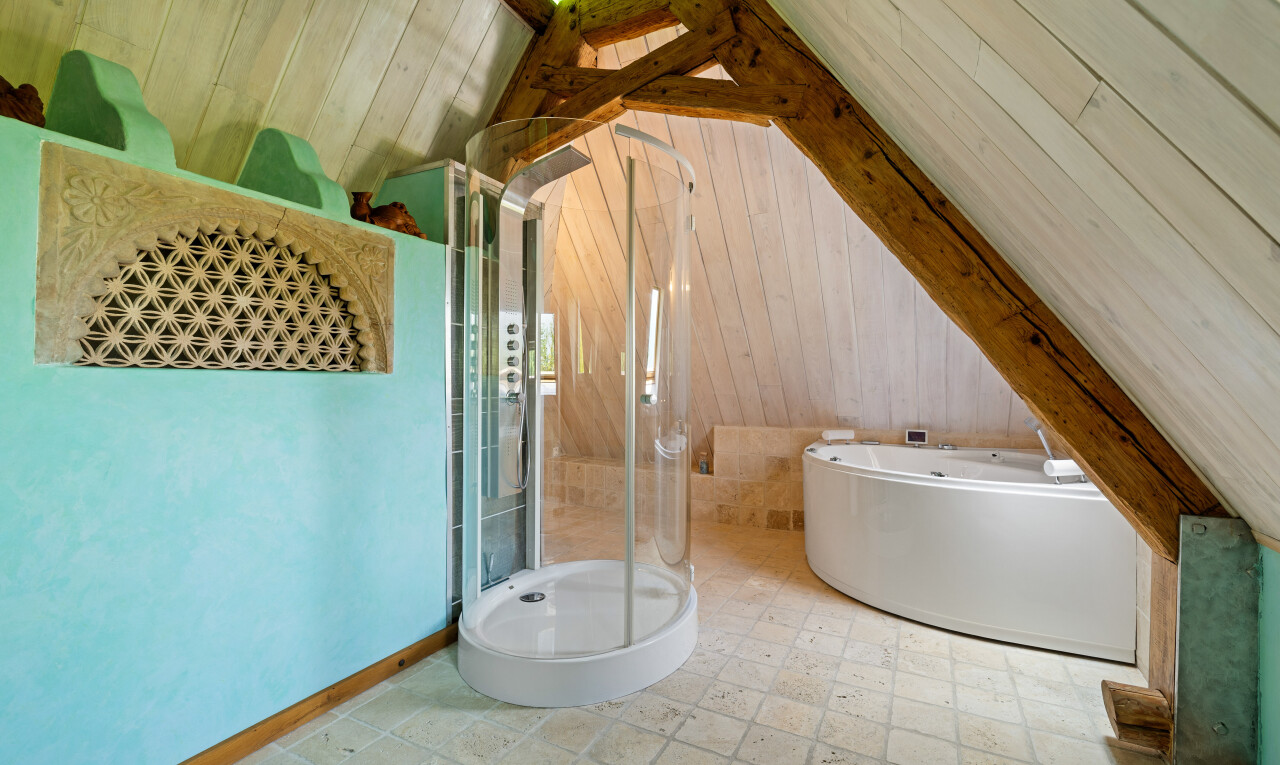 salle de bains avec plafond voûté, vaulted ceiling, douche, bain, et salle de bain complète