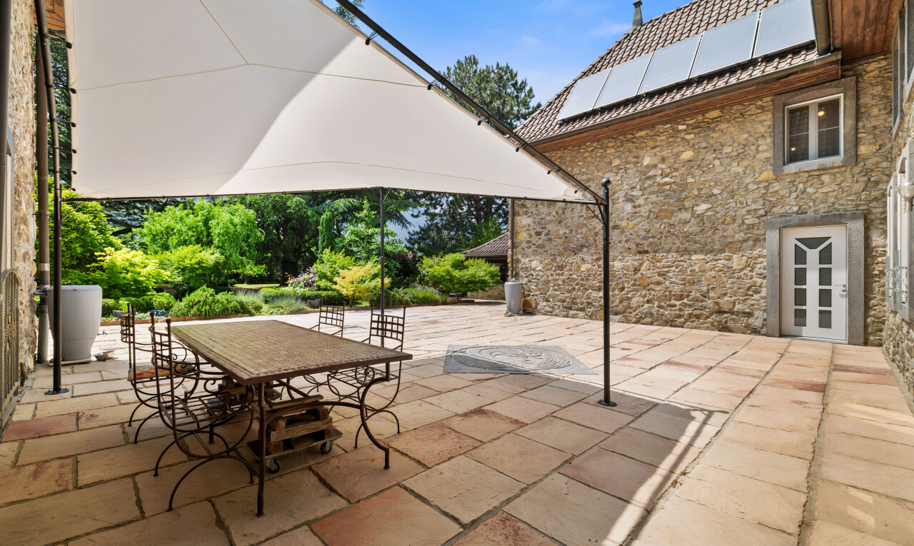 terrasse avec terrasse, day time, et coin repas extérieur