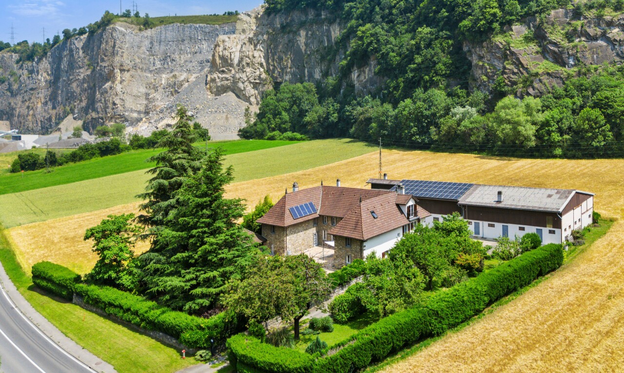außenansicht mit property visible, blick auf die berge, mountain view, day time, und steinverkleidung