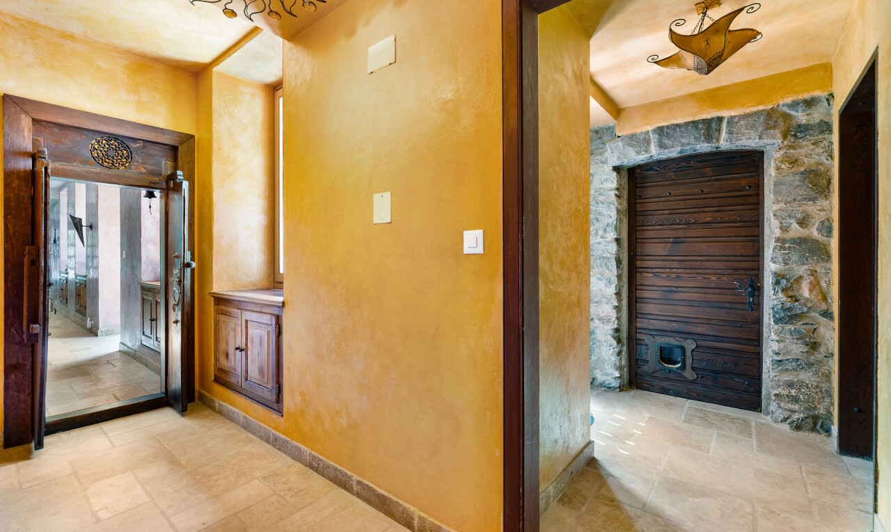 couloir avec inside property, stone wall, et mur en pierre