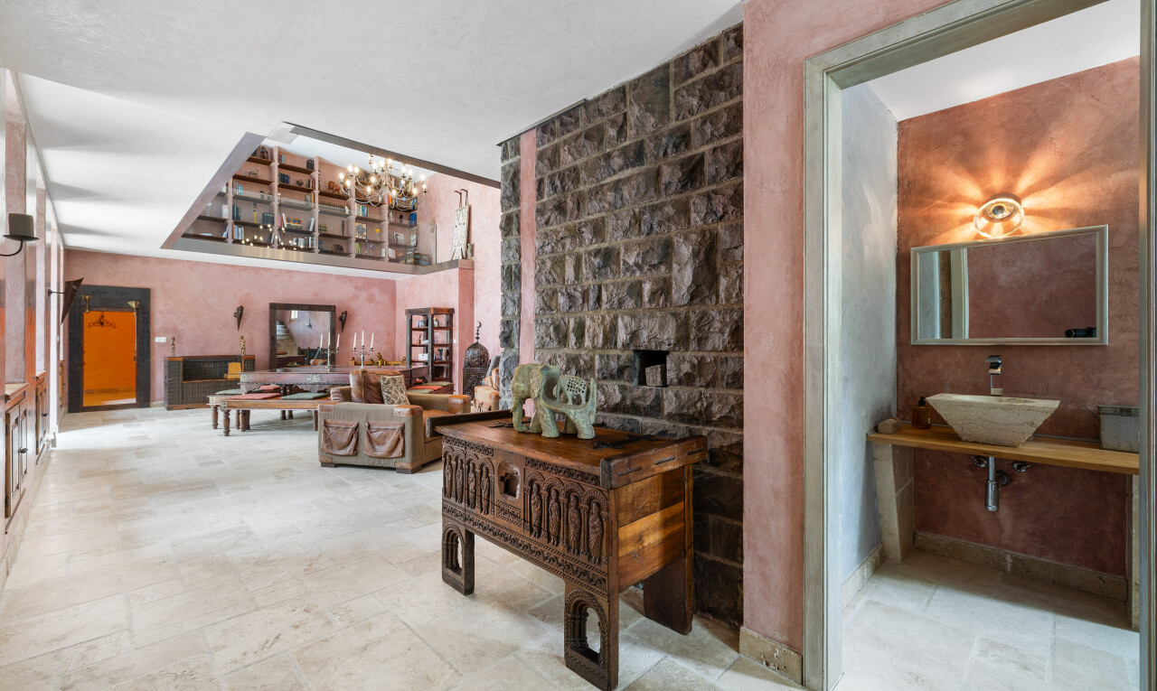 salon avec évier, inside property, sol en finition pierre, stone finish floor, et lustre remarquable