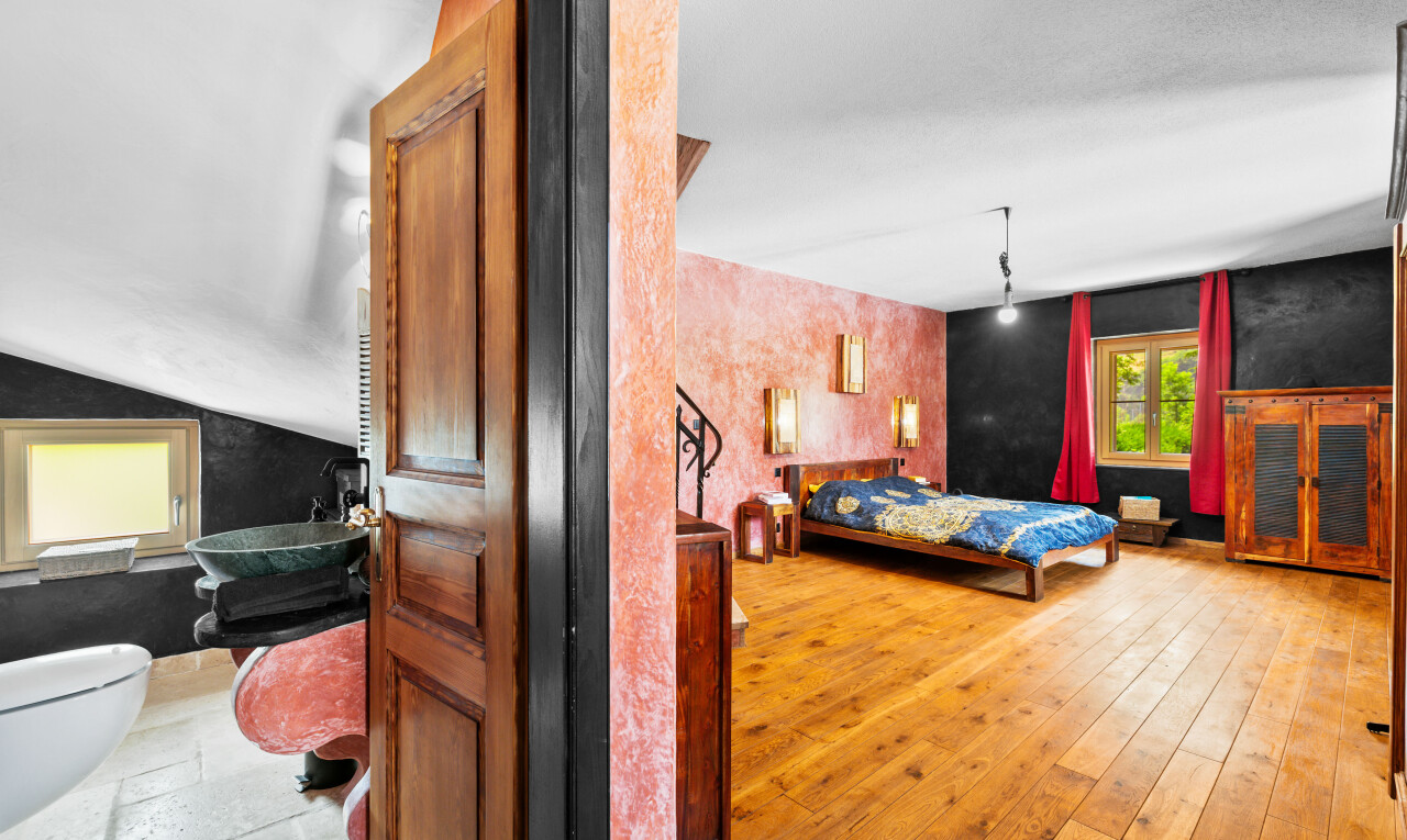 chambre avec inside property, natural light, lumière naturelle, wood finish floor, et sol en finition bois