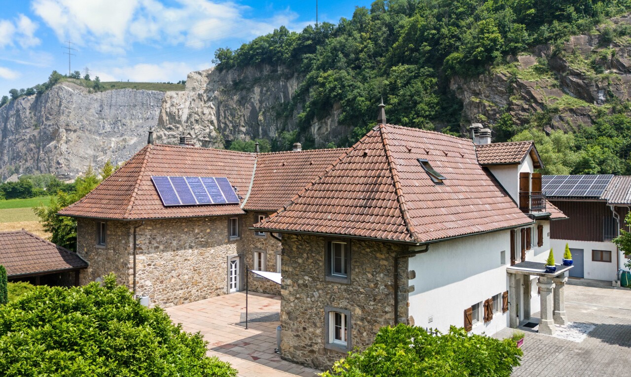 façade avec property visible, panneaux solaires, cheminée, day time, et toit en tuiles
