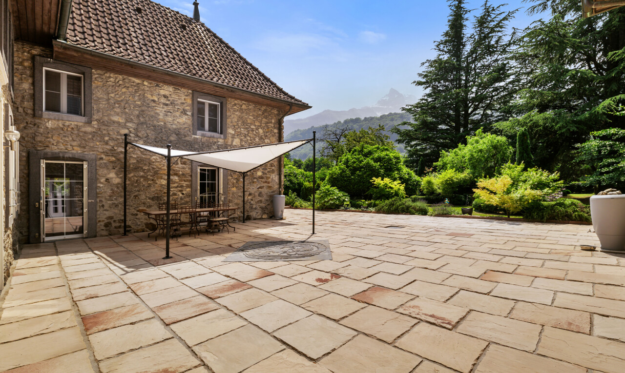 terrasse mit terrasse, day time, blick auf die berge, mountain view, und property visible