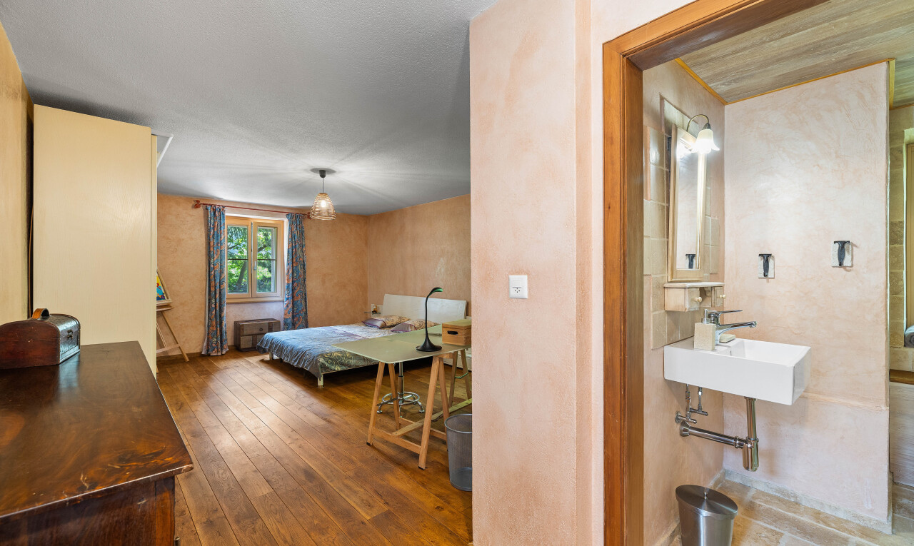 chambre avec inside property, sol en finition bois, wood finish floor, lumière naturelle, et natural light