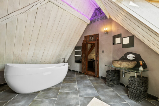 salle de bains avec vaulted ceiling, plafond voûté, bain, inside property, et salle de bain complète