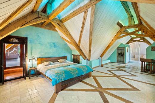 chambre avec plafond voûté, vaulted ceiling, plafond cathédrale, cathedral ceiling, et inside property