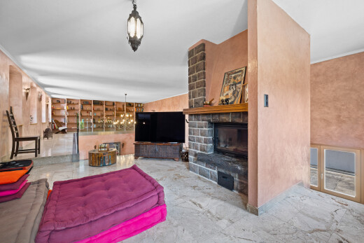 salon avec télévision, inside property, et cheminée