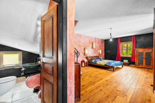 chambre avec inside property, natural light, lumière naturelle, wood finish floor, et sol en finition bois