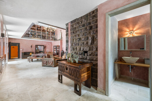 salon avec évier, inside property, sol en finition pierre, stone finish floor, et lustre remarquable