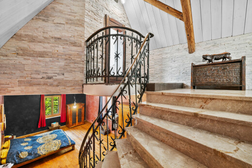 escaliers avec plafond voûté, vaulted ceiling, mur en pierre, stone wall, et sol en finition bois