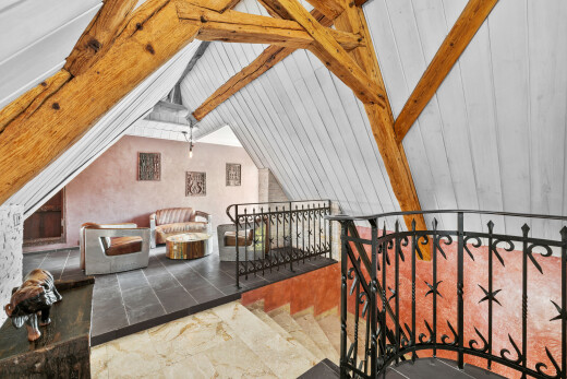 escaliers avec inside property, plafond voûté, et vaulted ceiling