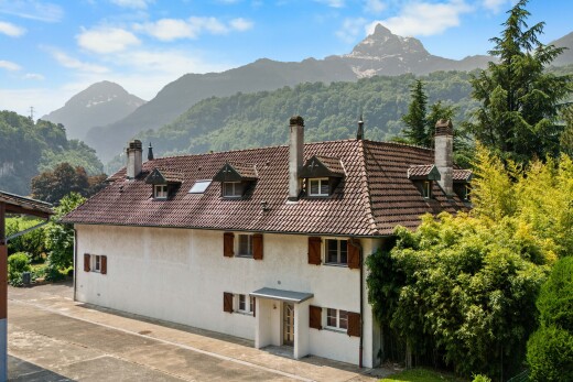 façade avec cheminée, property visible, vue sur la montagne, mountain view, et bardage en stuc