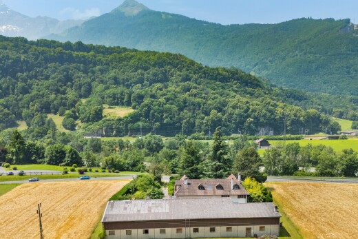 vue sur la montagne avec property visible, day time, vue sur la montagne, et mountain view