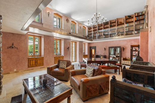 salon avec lumière naturelle, natural light, inside property, plafond haut, et high ceiling