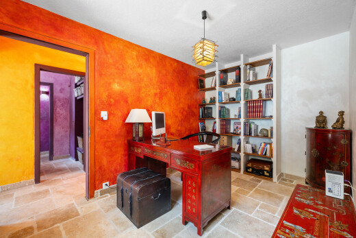 bureau avec sol en finition pierre, stone finish floor, inside property, télévision, et stone tile