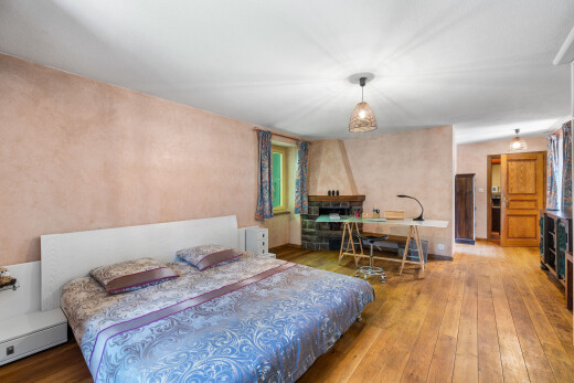 chambre avec sol en finition bois, wood finish floor, inside property, et hardwood floor