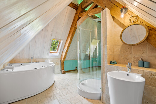 salle de bains avec plafond voûté, vaulted ceiling, lumière naturelle, natural light, et douche