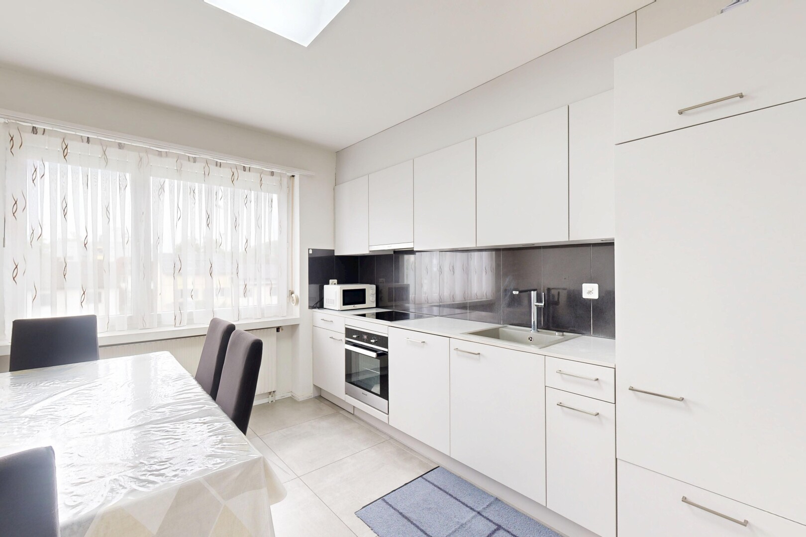 cuisine avec backsplash, dosseret, natural light, lumière naturelle, et plans de travail