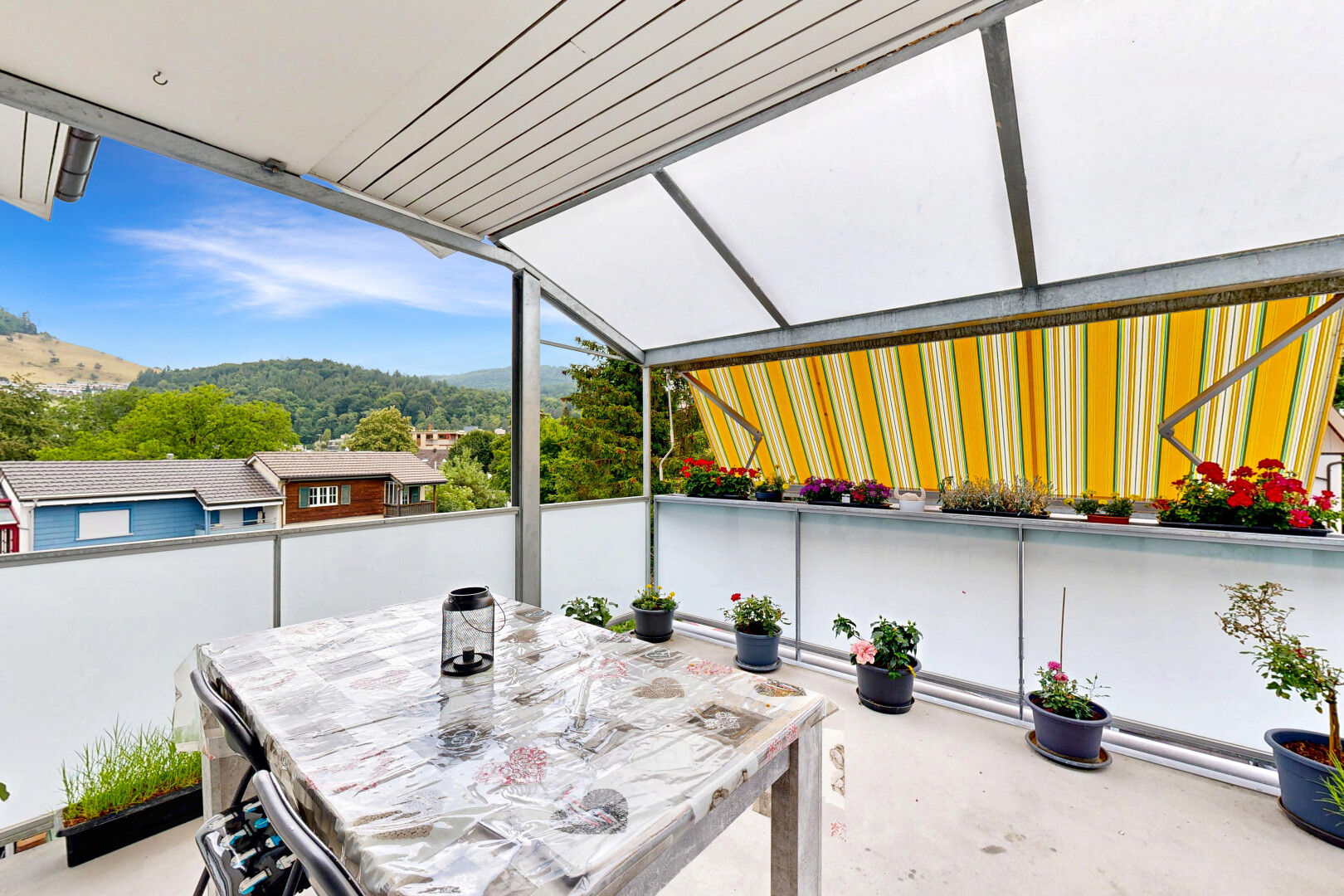 terrasse avec auvent, mountain view, vue sur la montagne, day time, et from property