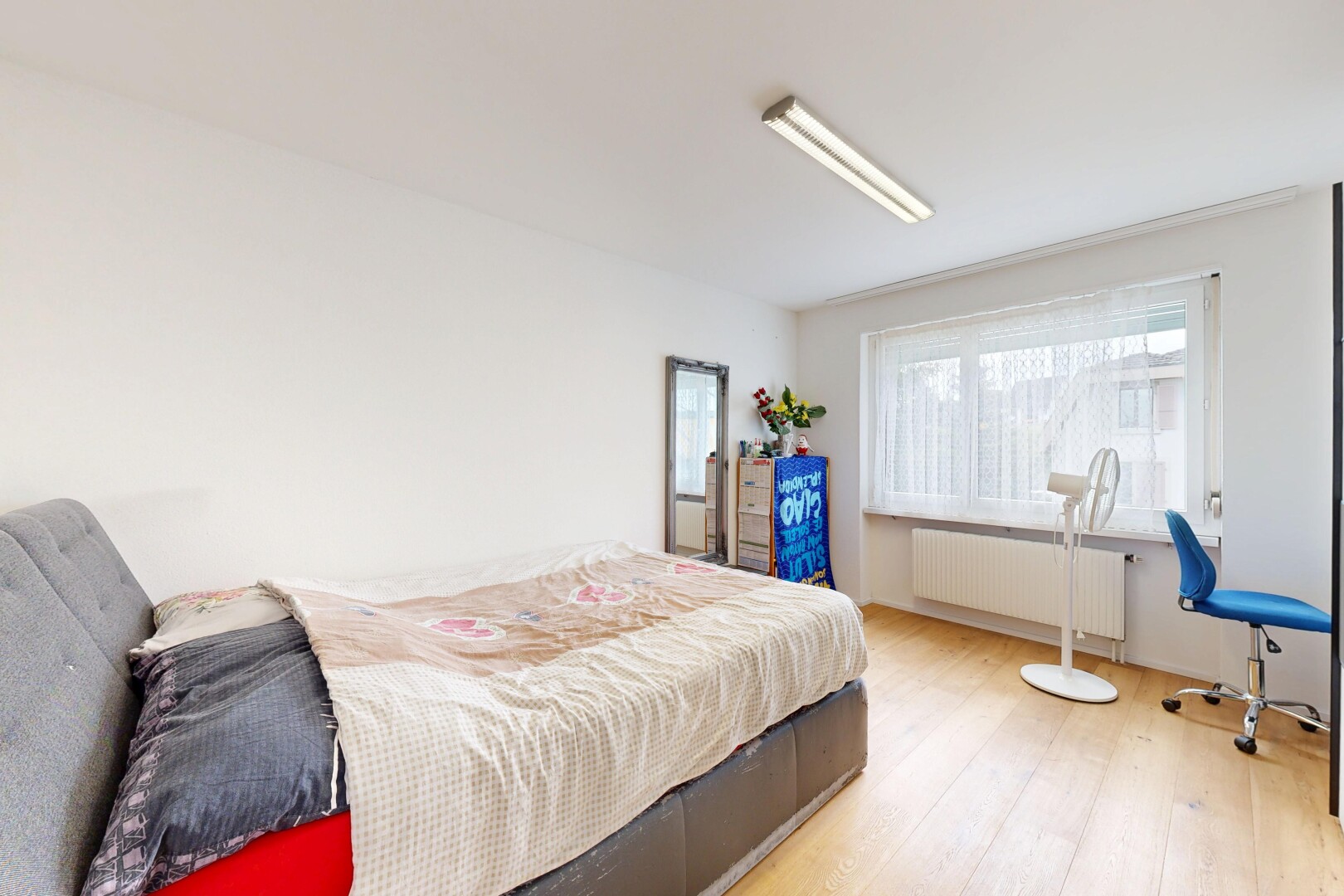 chambre avec lumière naturelle, natural light, radiateur, sol en finition bois, et wood finish floor