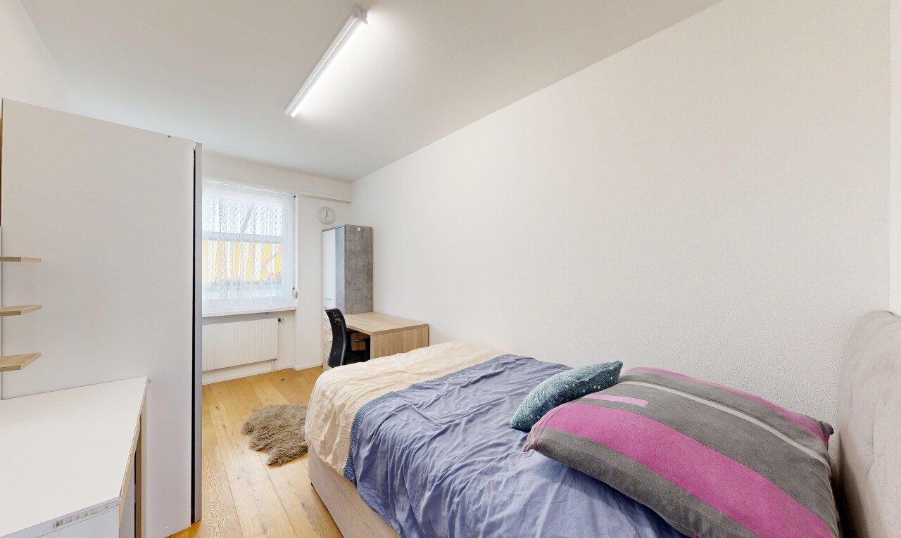 chambre avec wood finish floor, sol en finition bois, inside property, natural light, et lumière naturelle