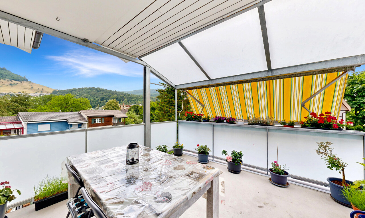 terrasse avec auvent, mountain view, vue sur la montagne, day time, et from property