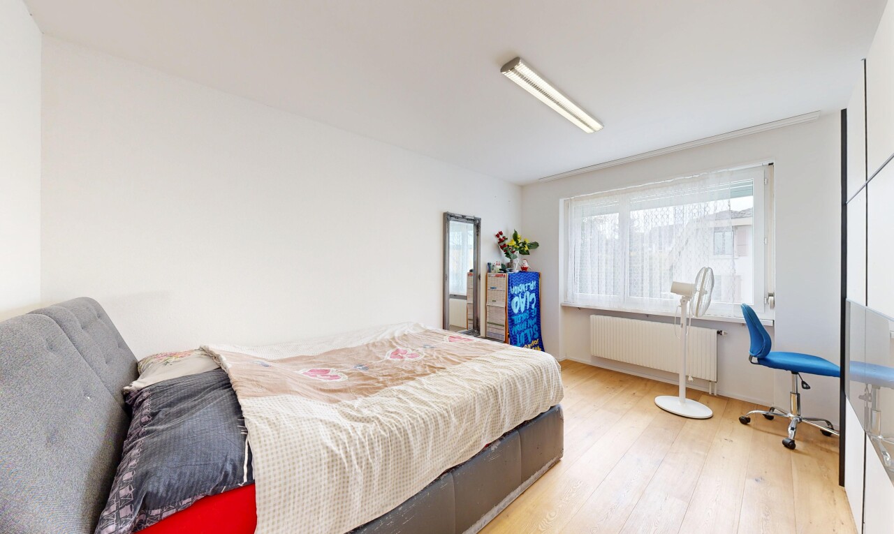 chambre avec lumière naturelle, natural light, radiateur, sol en finition bois, et wood finish floor