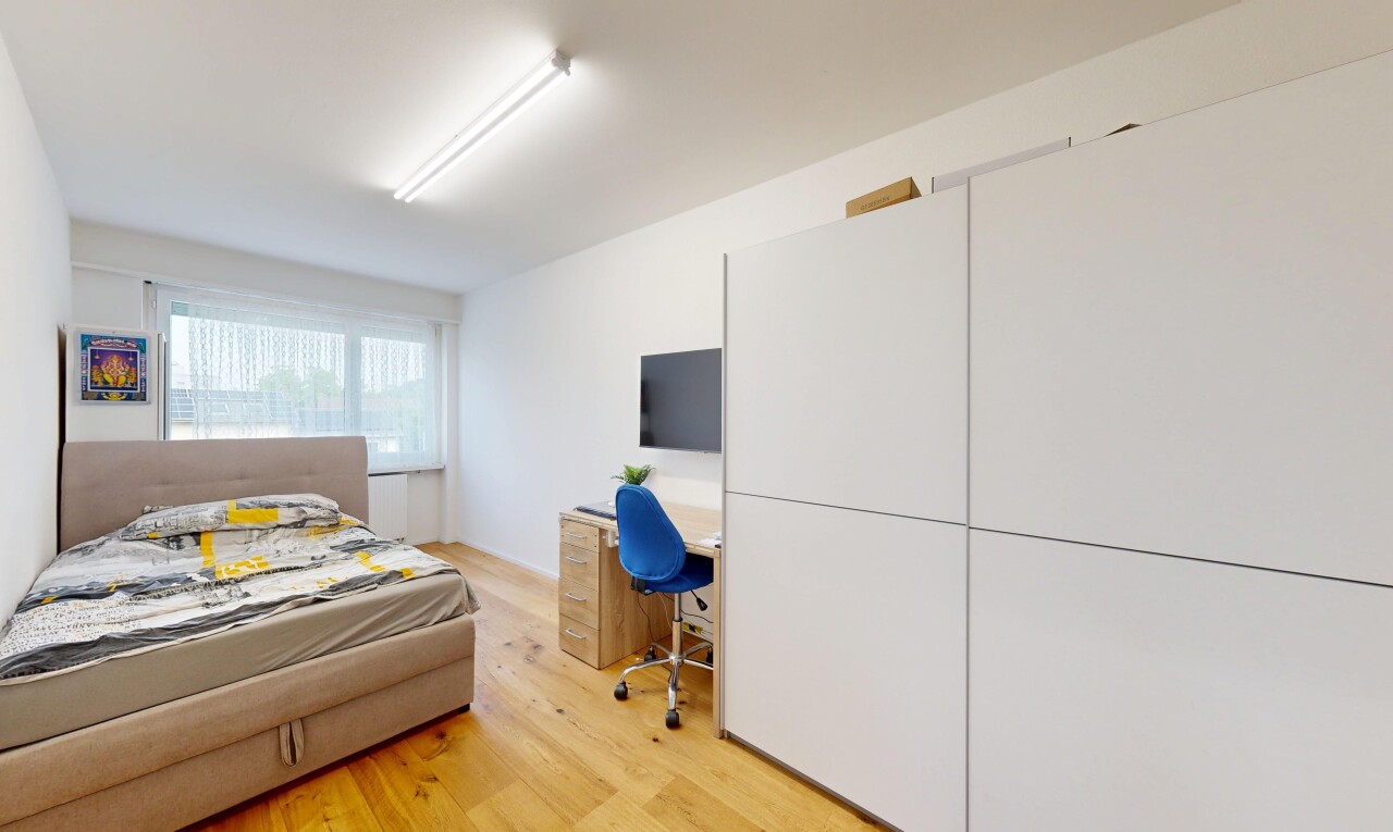chambre avec sol en finition bois, wood finish floor, lumière naturelle, natural light, et inside property