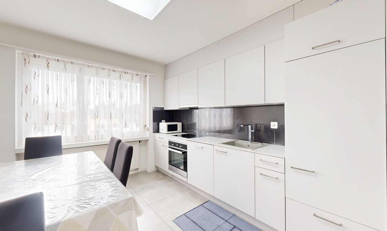 cuisine avec backsplash, dosseret, natural light, lumière naturelle, et plans de travail