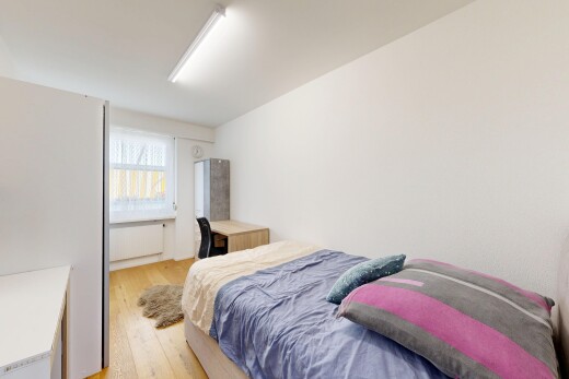 zimmer / schlafzimmer mit wood finish floor, holzfußboden, inside property, natural light, und natürliches licht