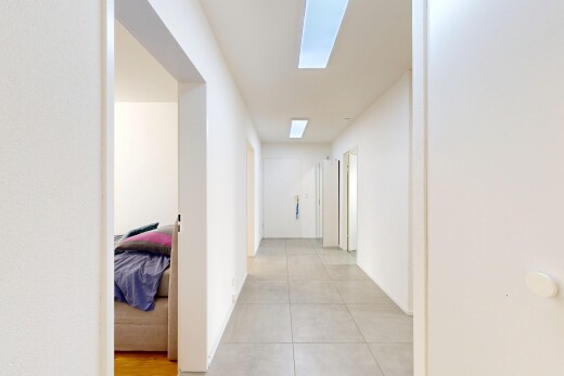 halle / korridor mit inside property, dachfenster, drywall, gipskartonwand, und tile floor