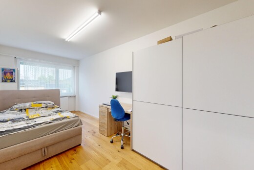 zimmer / schlafzimmer mit holzfußboden, wood finish floor, natürliches licht, natural light, und inside property