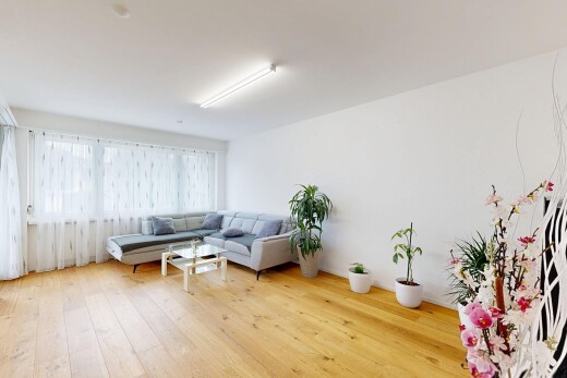 wohnzimmer mit drywall, gipskartonwand, wood finish floor, holzfußboden, und inside property