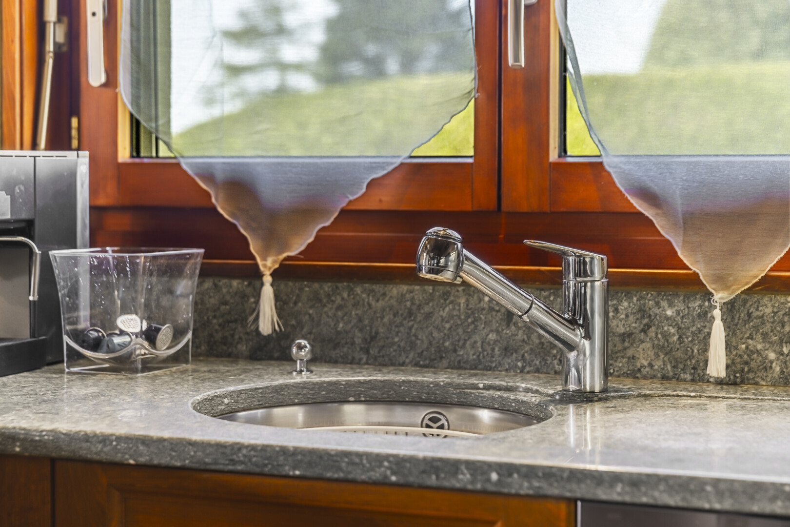 détails avec appliance, stone countertops, plans de travail en pierre, interior, et évier