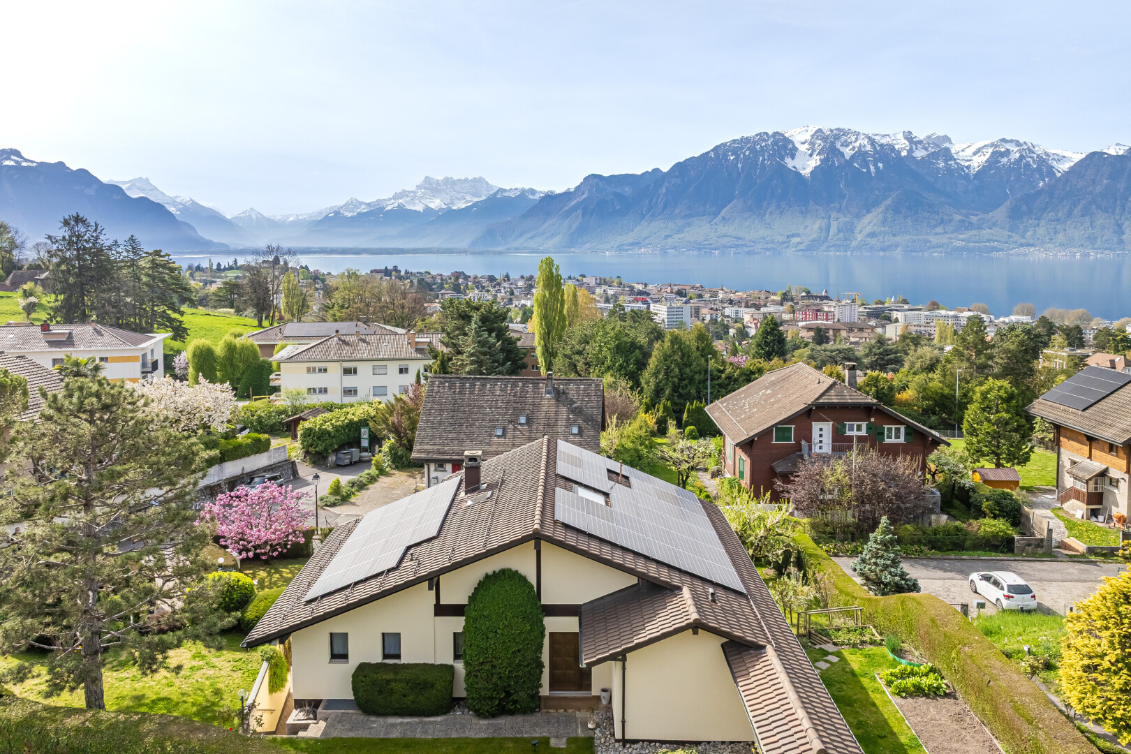 façade avec panneaux solaires, mountain view, vue sur la montagne, residential view, et vue résidentielle