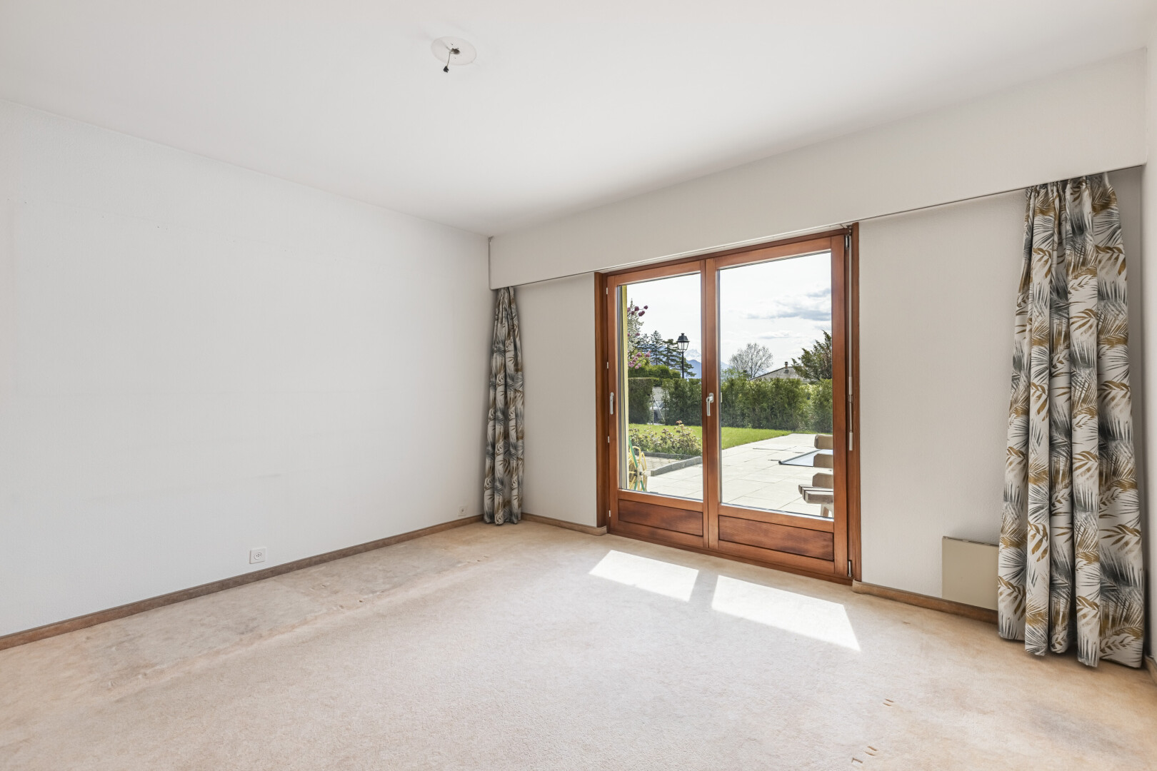 pièce vide avec drywall, cloison sèche, inside property, natural light, et lumière naturelle
